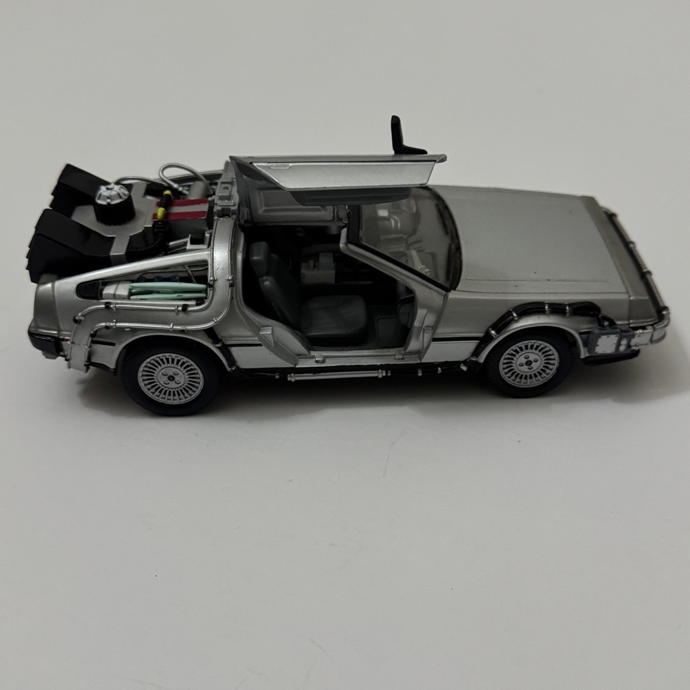 WELLY No.2441 Back to the Future 2 DeLorean Uniersal Studios U-Drie 1/24 - Picture 5 of 12